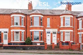 4 Bedroom House - Great for Group Stays - Image 2