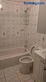 Room in a Beach House with King Size bed in a landlord hosted three bedroom apartment - Image 4