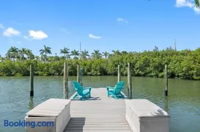 Stunning Waterfront Pool Home Walk to Beach & Restaurants Large Private Pool - Image 2