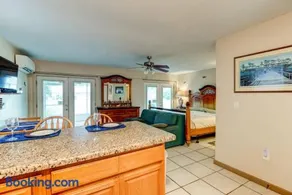 Good Old Days Cottage King Bed Pet Friendly - Image 3
