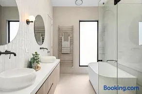 Modern House with Elegant views - Image 2