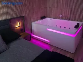 Mostique Spa Apartment with Jacuzzi - Image 5