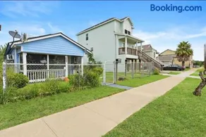 Cozy Galveston House, 5 beds and 2mi to Beach - Perfect for Groups, and Family and Friend's Gatherings - Image 3