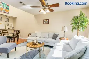 Sunny Large Two Bedroom Townhouse - Pool - Image 5