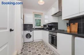 Central Motherwell 2 Bed Cozy Contractor Apartment for Large Groups by Dream Key Solution - Image 3