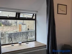 Stunning Cottage with Log Burner- King Bed- Great Design-Free Wood - Image 3