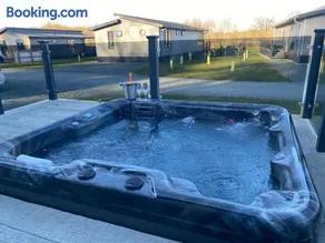 Casa Di Lusso - Stylish Hot Tub Lodge - Lincolnshire Retreat - Image 4