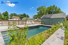 Urban Lakeside Retreat - Image 2