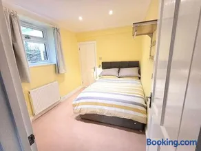 The Conifers, 3 Room, Small but Stylish Self Catering Flat in Nature Reserve Free Eden or local taxi b4 9pm no lounge - Image 3