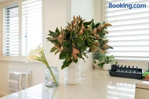 Casa Lune Swan River Views, Steps to Blue Boat House and CBD - Image 4