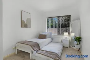 Walk to Vic Park Café Strip 3BR Close To CBD - Image 3