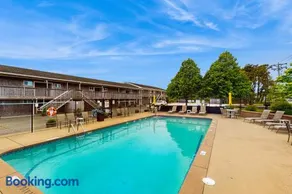 Large Studio with Patio and Pool - Image 2