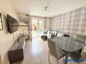 Modern 4BR Home in Grays - Image 2