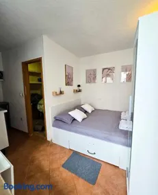 Private bedroom with bathroom - Image 5