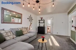 Cosy 2 bedroom flat, with parking & garden - Image 2