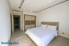 Luxury 2BR Apartment Private Jacuzzi 10mins From Airport - Image 5
