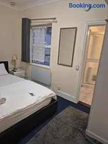 A bedroom flat in a house - Image 3