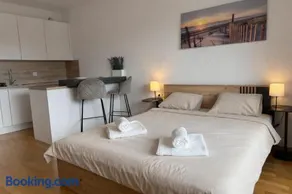 Pipanova Cosy Nest with Balcony & Free Parking - Image 1