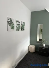 Prime Location, 2 Bedrooms, Perfect For Business Stays - Image 4