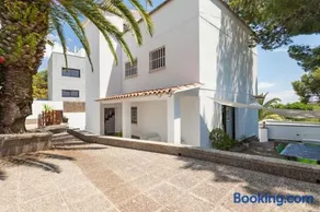 Moderna villa con piscina y amplio jardín - Image 2