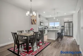 Extra Large House with AC, Banff Access, Sleep 12, BBQ, 4 Bedrooms & 2 Sleeper Sofa Beds - Image 2