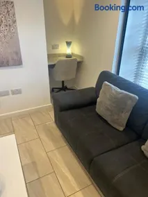 Lovely 1 Bed Apartment in Bicester Town with Air Con - Image 3
