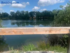 La Feuille - Cabane isolée avec vue sur étang, terrasse privée & pêche - Image 2