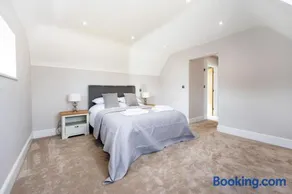 NEW! Stunning & Huge 5BR with Parking & Garden - Perfect for Families & Groups! Excellent Location - Image 5