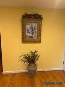 Family 3-bedroom home (2nd floor near EWR/Outlet) - Image 2