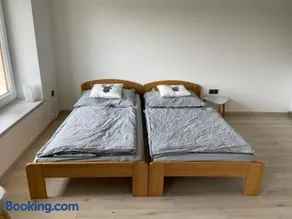 Soukromý pokoj s kuchyní a koupelnou v řadovce - Image 1