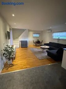 Privat & modern lägenhetshus med egen ingång! - Image 1