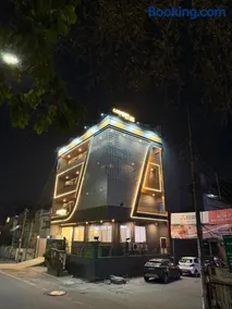 Hotel Oxygen La Vida Stay- Couple Friendly-Noida Sector 18 - Image 1