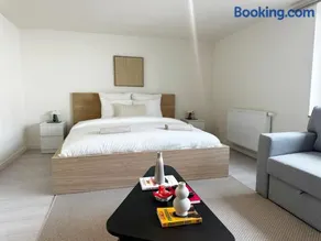 Modern 1BR Near Gravensteen with Fast WiFi & TV - Image 4