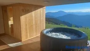 Studio 1111 with Sauna & Hot Tub - Image 4