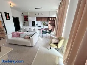 Bright & Stylish 2BR Quiet Terrace - Image 2