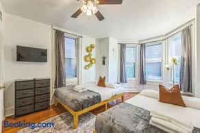 Charming 1BR in Center City that Sleeps 4 with Fast WiFi - Image 4