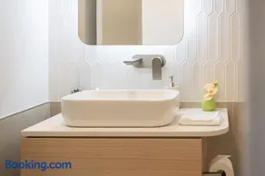 Elegant Woden Stay near Hospital, Mall, Parking - Image 4