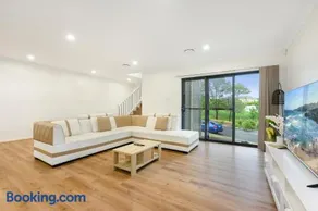Kellyville Spacious Modern House Park&Lake - Image 1