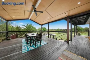 Lilies Poolside Villa - Image 3