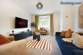 Modern 3BR Brompton Court Wi-Fi By Stay with Us - Image 1