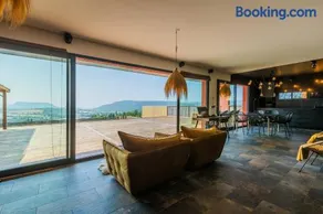 Villa LÂO, 220m2, insolite luxe, immersion asiatique, Vue exceptionnelle, Spa, Sauna, Piscine, lit géant suspendu, massages, etc - Image 2