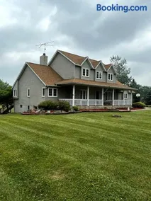 House On Grass Runway with Fly-In/Fly-Out Access - Image 4