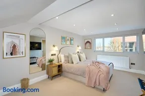 Stylish 4 bed home in Old Trafford next to MUFC - Image 2