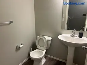 Bedroom Near Edmonton Airport - Image 4