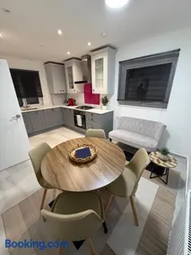 Modern 3 bedroom Apartment, Sleep 5 - Image 2