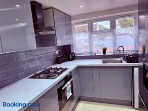 Spacious 3 Bed Home With Private Parking Close to MK Central - Image 3