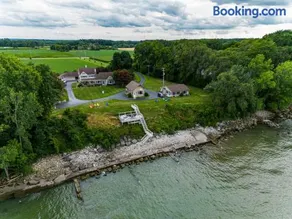 Cozy Lakefront Cottage - Image 1