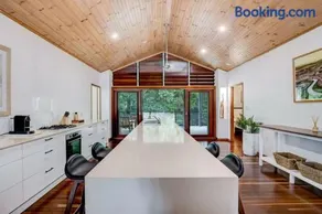 Sandalwood 50m to beach - Image 2