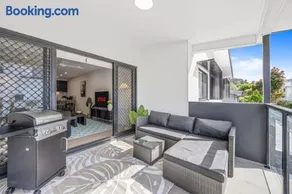 Family Retreat - Free Secure Car Park, Garden City Westfield Shopping, Restaurants - Image 3