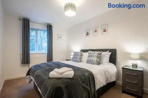 No12, Modern 2 Bedroom Apartment - Image 2